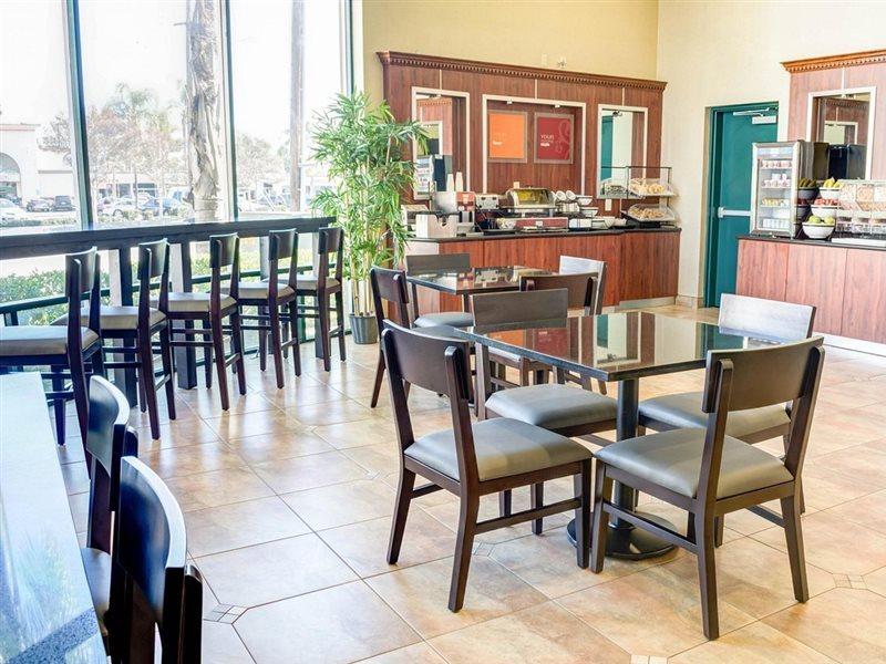 Comfort Inn & Suites Near Universal - N Hollywood - Burbank Лос-Анджелес Экстерьер фото