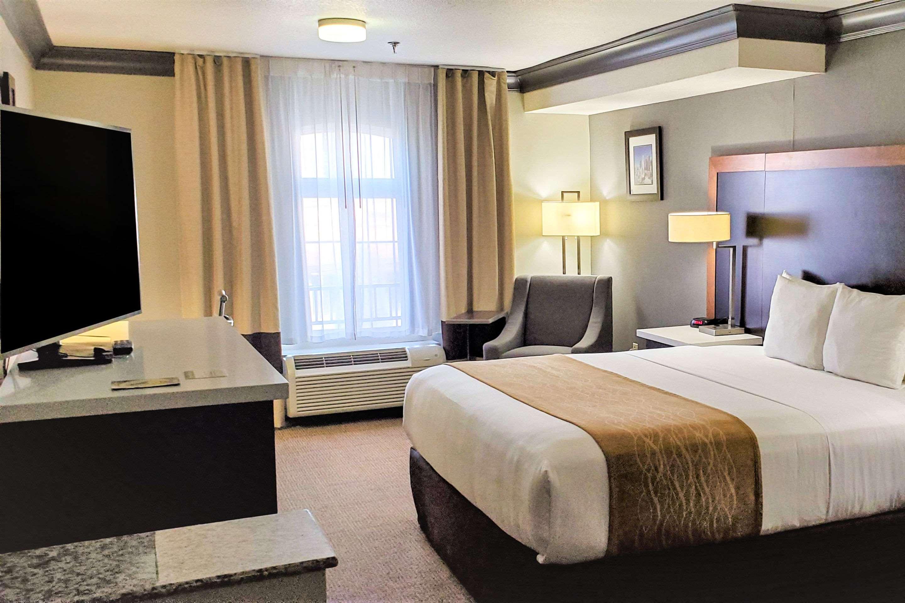 Comfort Inn & Suites Near Universal - N Hollywood - Burbank Лос-Анджелес Экстерьер фото