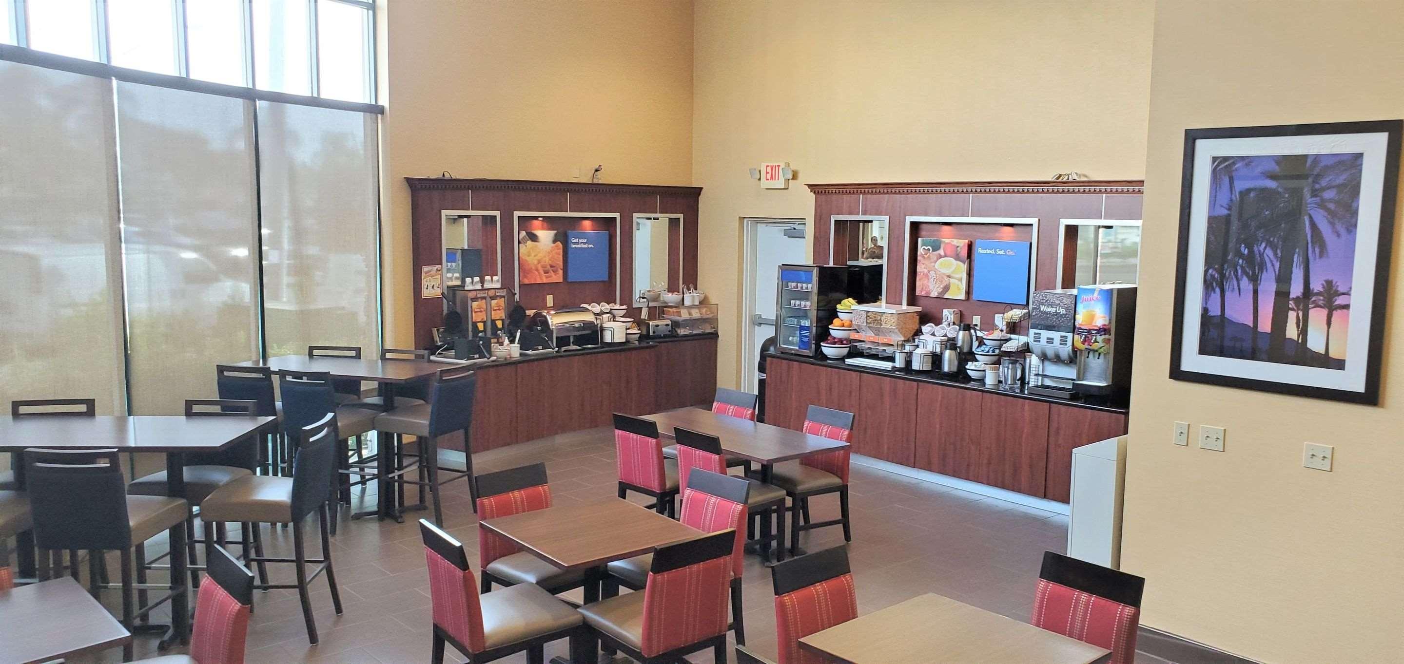 Comfort Inn & Suites Near Universal - N Hollywood - Burbank Лос-Анджелес Экстерьер фото