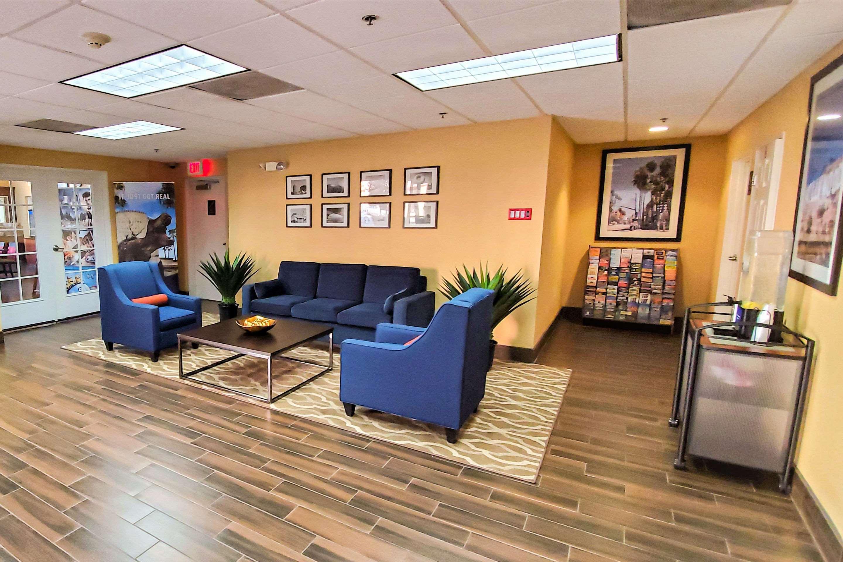 Comfort Inn & Suites Near Universal - N Hollywood - Burbank Лос-Анджелес Экстерьер фото
