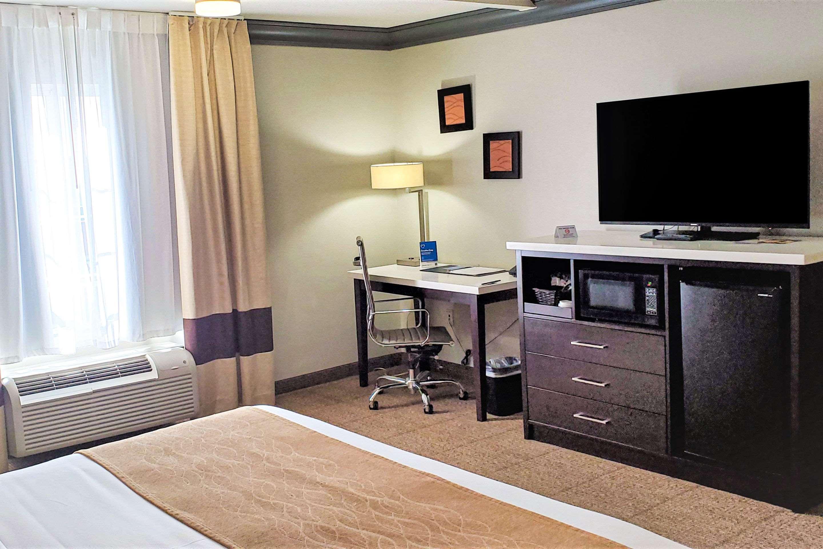 Comfort Inn & Suites Near Universal - N Hollywood - Burbank Лос-Анджелес Экстерьер фото