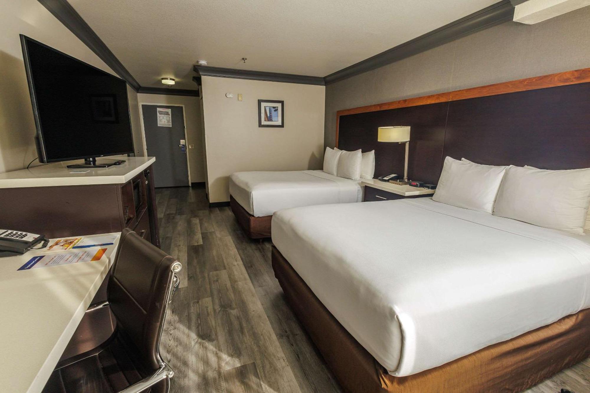 Comfort Inn & Suites Near Universal - N Hollywood - Burbank Лос-Анджелес Экстерьер фото