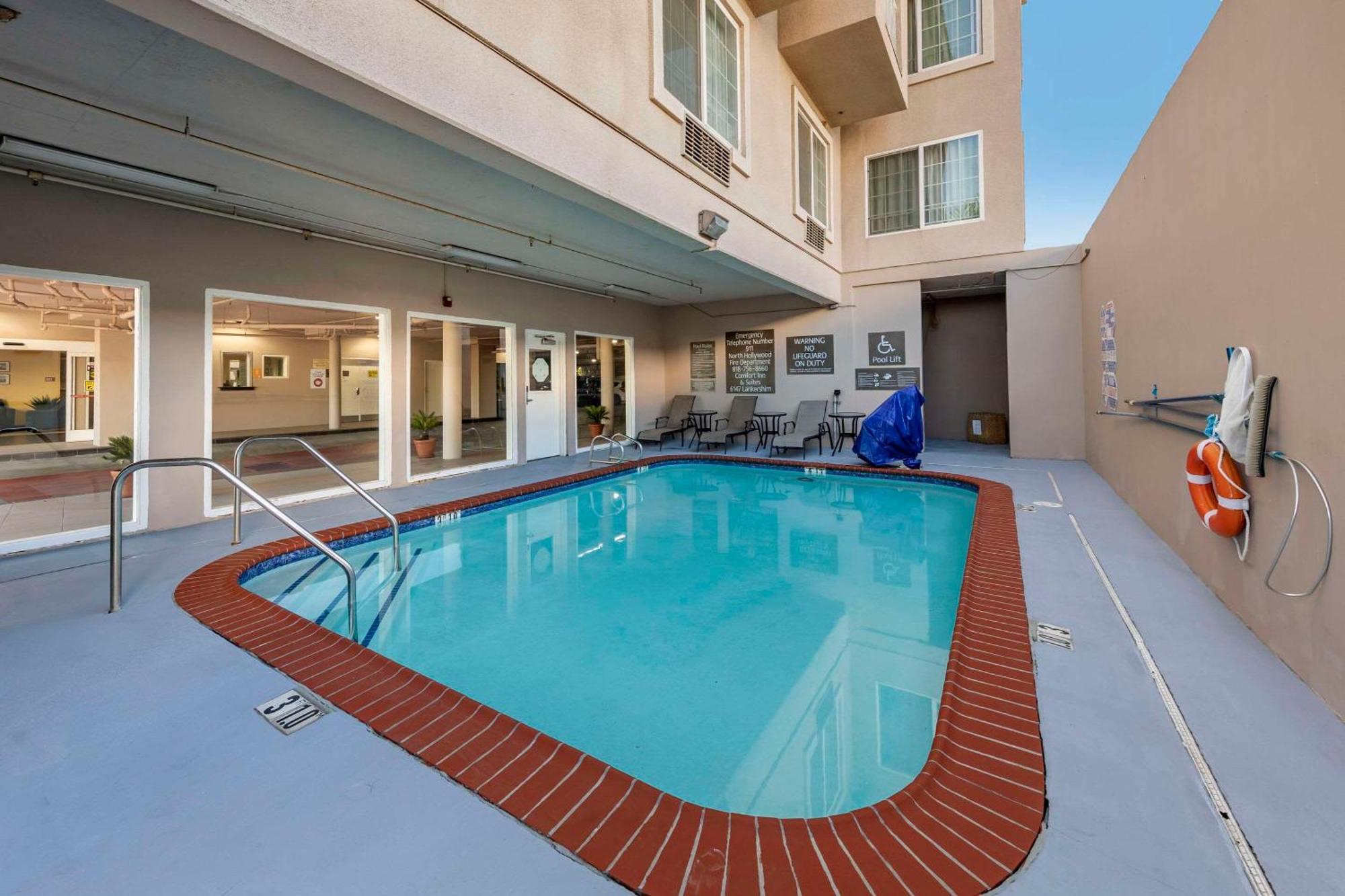 Comfort Inn & Suites Near Universal - N Hollywood - Burbank Лос-Анджелес Экстерьер фото