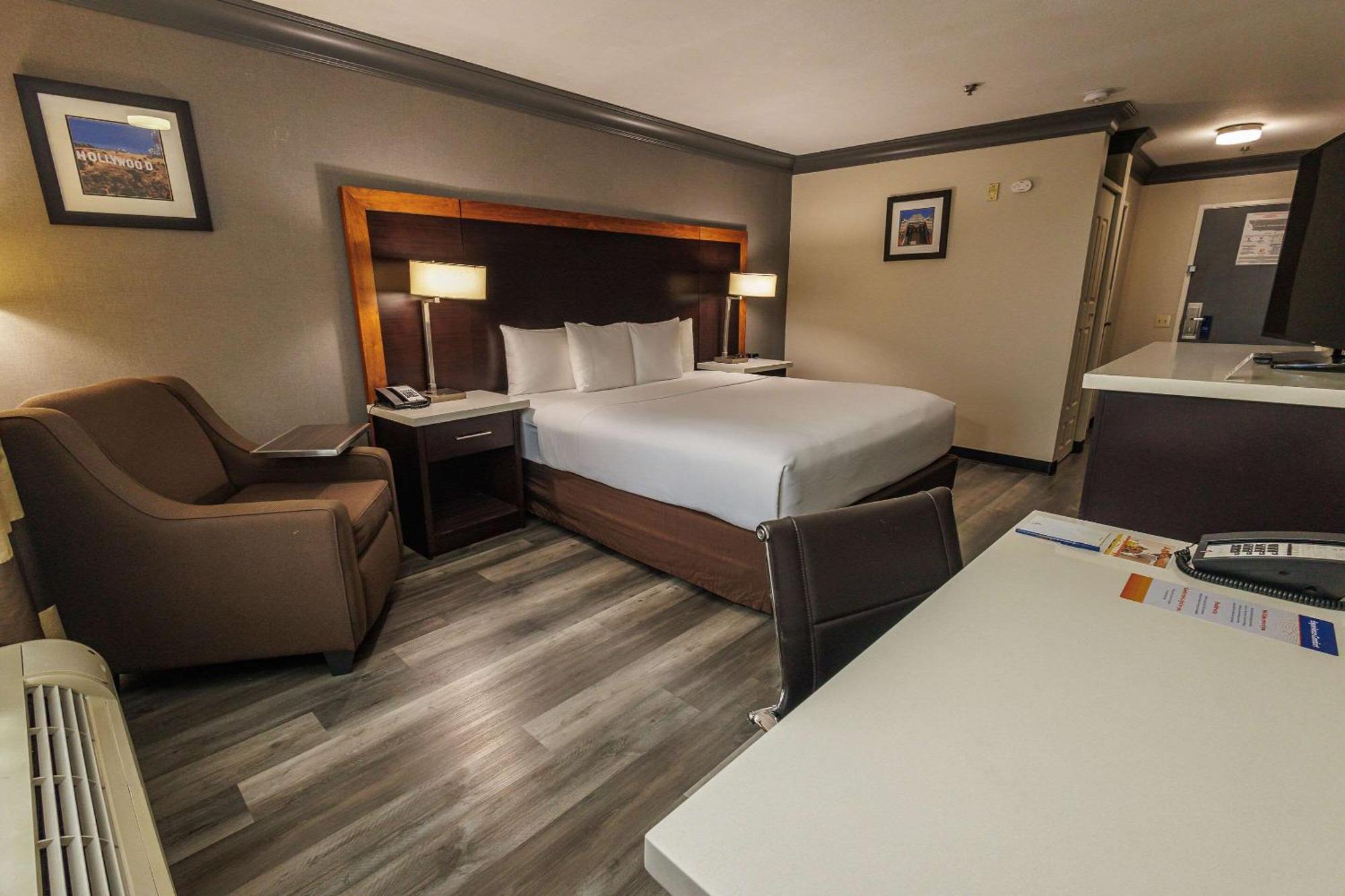Comfort Inn & Suites Near Universal - N Hollywood - Burbank Лос-Анджелес Экстерьер фото