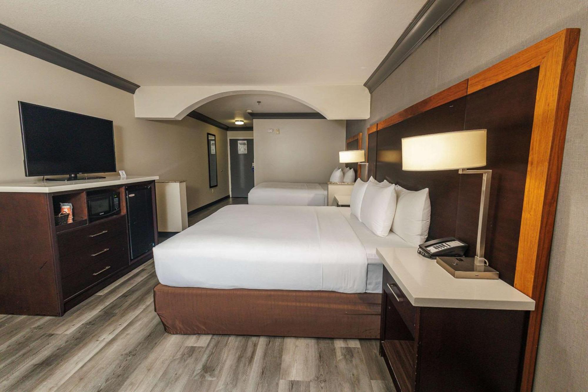 Comfort Inn & Suites Near Universal - N Hollywood - Burbank Лос-Анджелес Экстерьер фото