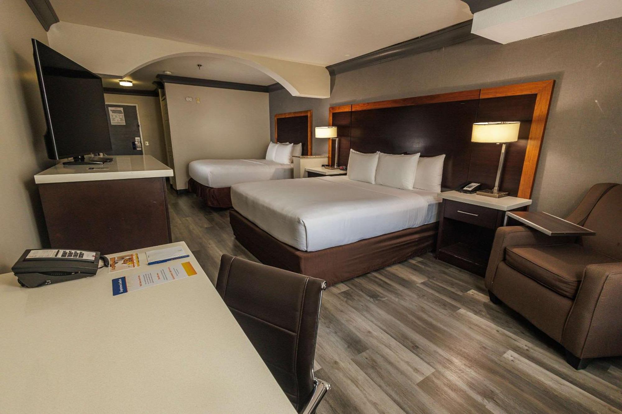 Comfort Inn & Suites Near Universal - N Hollywood - Burbank Лос-Анджелес Экстерьер фото